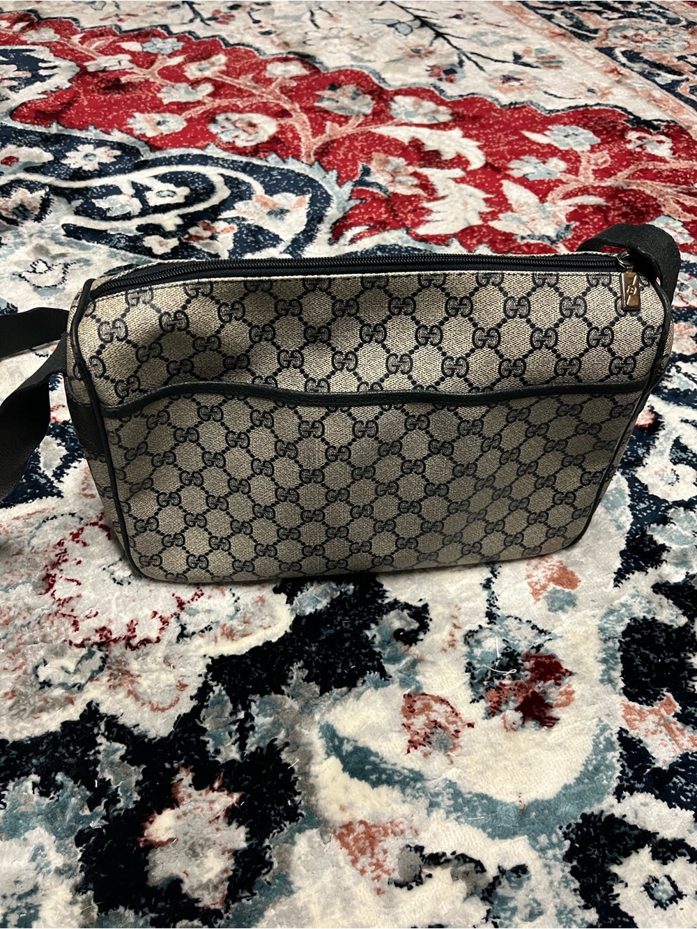 Vintage authentic Gucci crossbody messenger bag.